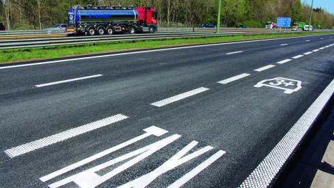 En Belgique, sur certains tronçons d’autoroutes, la bande d’arrêt d’urgence est réservée au covoiturage et aux taxis. En Belgique, sur certains tronçons d’autoroutes, la bande d’arrêt d’urgence est réservée au covoiturage et aux taxis.