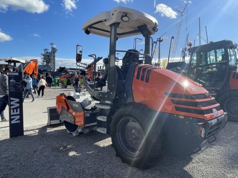 Le HC 50i de Hamm est équipé d’un moteur Kubota V3307-CR-TESB développant une puissance de 54,6 kW.