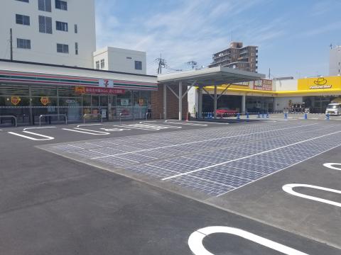 Exemple d’optimisation de l’espace foncier : au Japon, Wattway alimente un magasin en électricité, en complément de panneaux solaires installés sur les toits et d’une éolienne de ville. Exemple d’optimisation de l’espace foncier : au Japon, Wattway alimente un magasin en électricité, en complément de panneaux solaires installés sur les toits et d’une éolienne de ville.