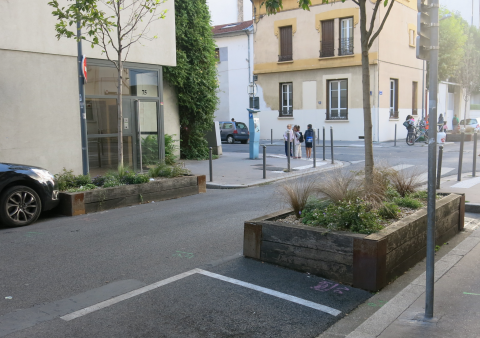 Implantation de jardinières végétalisées sur voirie fortement minéralisée d’un coeur de ville.