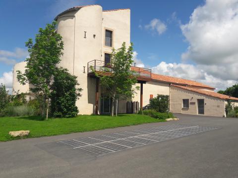 Dans l’Aveyron, Wattway alimente le gîte municipal de Saint-Jean- d’Alcapiès pour une utilisation locale (autoconsommation). Dans l’Aveyron, Wattway alimente le gîte municipal de Saint-Jean- d’Alcapiès pour une utilisation locale (autoconsommation).