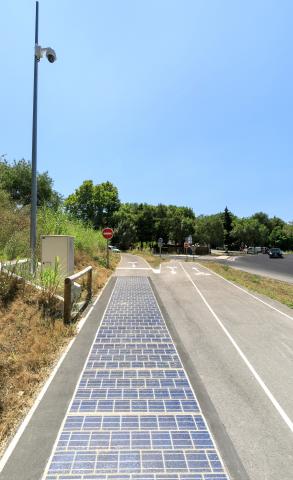 À Montpellier Méditerranée Métropole, Wattway alimente une caméra de surveillance du trafic routier. À Montpellier Méditerranée Métropole, Wattway alimente une caméra de surveillance du trafic routier.