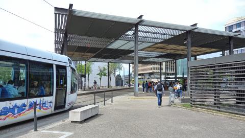 Dispositif d’ombrage en surplomb d’une station tramway pour améliorer le confort d’attente des usagers.