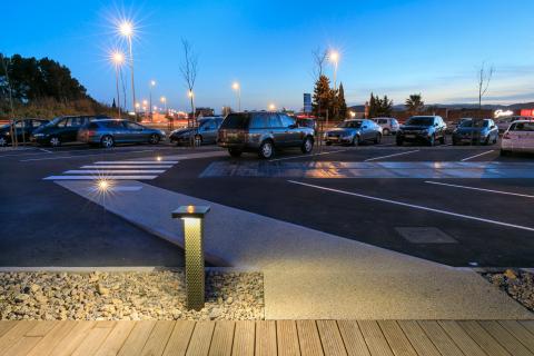 À Narbonne, Wattway, installé sur une aire de covoiturage, alimente l’éclairage d’un chemin piétonnier. À Narbonne, Wattway, installé sur une aire de covoiturage, alimente l’éclairage d’un chemin piétonnier.