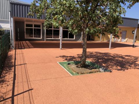 Aménagement et désimperméabilisation d’une école maternelle en béton drainant coloré à Saint-Martin-d’Auxigny (18). Liant utilisé : {CEM II/A + laitier}, équivalent en composition à un CEM II/B-S