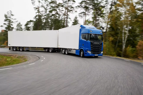 Les EMS ou mégacamions désignent les poids lourds autorisés à circuler au-delà des limites conventionnelles de poids et dimensions et selon des règles adaptées
