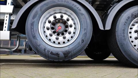 La détection des essieux relevés permet de connaître le PTAC autorisé, et donc le seuil de sanction selon la réglementation, d’identifier des relevages à tort (à pleine charge) et d’améliorer la connaissance du parc de poids lourds