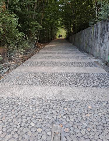 Aménagement d’une véloroute en béton texturé avec cloutage de ballast : EuroVélo 5 dans le Pas-de-Calais (62). Ciment utilisé : CEM II/C