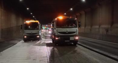 Mise en œuvre de la grave-bitume sur la grille sous le tunnel de Mantes-la-Jolie, dans les Yvelines