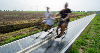 Piste cyclable de la province du Noord-Brabant en Hollande, l’une des deux pistes cyclables hollandaises équipées en 2023 de modules Wattway sur 500 m pour une puissance totale de 290 kW Piste cyclable de la province du Noord-Brabant en Hollande, l’une des deux pistes cyclables hollandaises équipées en 2023 de modules Wattway sur 500 m pour une puissance totale de 290 kW