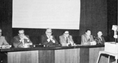 Réunion de l’Association française des techniciens du pétrole et du Groupement professionnel des bitumes, à Paris, le 22 avril 1975