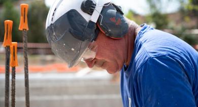 Le bruit sur les chantiers peut entraîner acouphènes, surdité, troubles cardiovasculaires et stress, tout en ayant un coût économique important