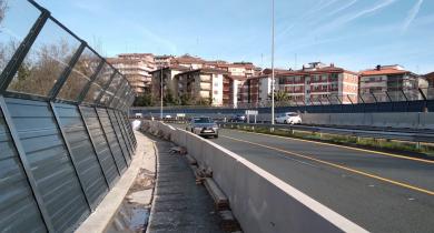 Écran acoustique constitué d’acier et de méthacrylate sur l’autoroute N-1 à Lasarte, en Espagne
