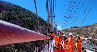 La réhabilitation d’ouvrages d’art comme le pont suspendu Gisclard (ou pont de Cassagne) est nécessairement complexe