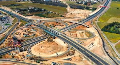 Vue aérienne de l'avancement de la transformation du nœud autoroutier de Sidi Maârouf.
