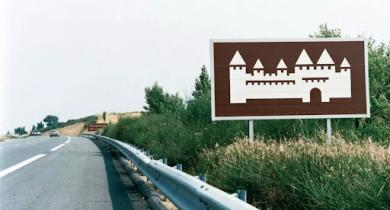 Panneau créé par Jean Widmer pour annoncer la ville de Carcassonne sur l'autoroute