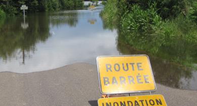 Route inondée à Chivres (21), une des conséquences possibles du changement climatique