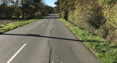 Le phénomène de RGA peut entraîner une fissuration et une déformation des routes, comme ici, sur une route départementale du Cher