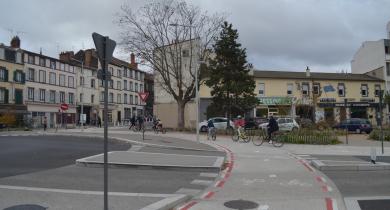 Rond-point « à la hollandaise » près de la place des Carmes, à Clermont-Ferrand