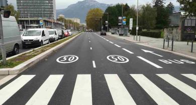 Exemples de marquages de signalisation horizontale : ellipses de rappel de vitesse, passage piéton et voie bus