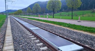 SNCF et Sun-Ways innovent avec des centrales solaires amovibles entre les rails