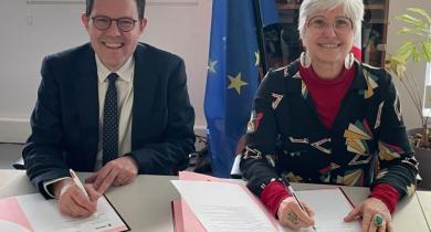 La signature a eu lieu en présence de Cécile Delolme, directrice de l'ENTPE, et Gilles Roussel, président de l'université Gustave Eiffel