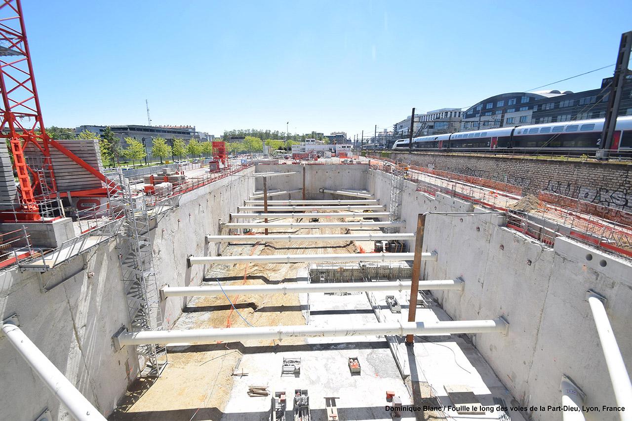 Fouilles géotechniques le long des voies de la gare de Lyon - Part-Dieu.