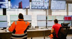 En salle de contrôle, les opérateurs surveillent et pilotent les installations de production de la cimenterie