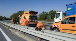 Agents de la DIR en activité sur la RN174 au nord de Poitiers Agents de la DIR en activité sur la RN174 au nord de Poitiers